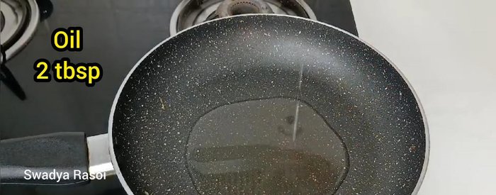 Prepare the chutney: Heat oil in a pan and fry urad dal and chana dal until golden.