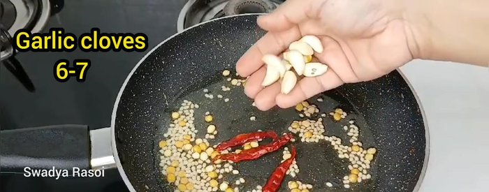 Add dry red chilies and garlic, fry until fragrant.