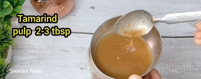 Blend the chutney mixture into a smooth paste. Add tempering (mustard seeds, dry red chilies, and curry leaves).