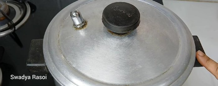 Steam the idli for 10-15 minutes until cooked through. Let cool before removing from moulds.