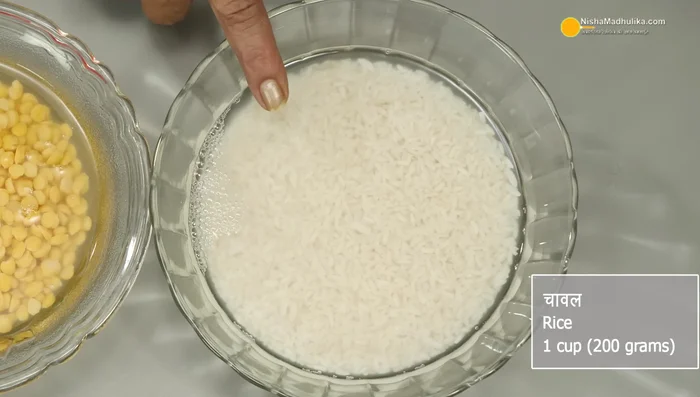 Wash and soak 1 cup of rice (200g) and 1/2 cup of gram dal (100g) in water for two hours.