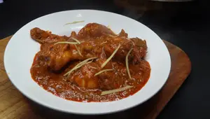 Hyderabad's Fiery Ginger Chicken: A Flavorful Gravy Recipe