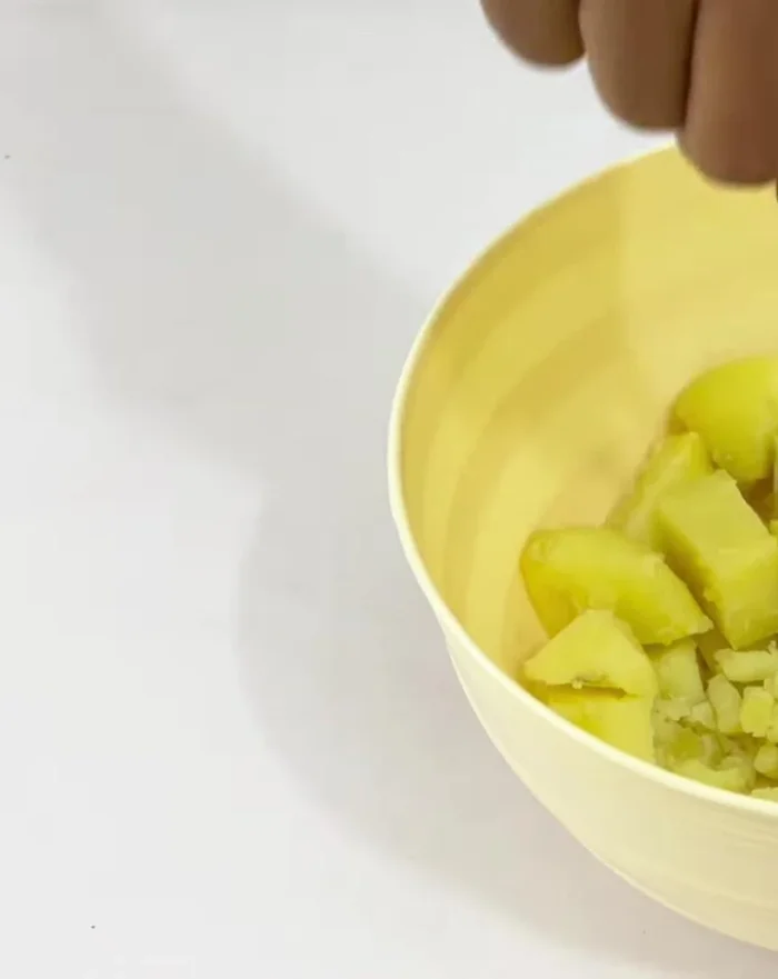 Prepare the potato stuffing: Boil and mash potatoes. In a pan, heat cooking oil. Add cumin seeds, celery seeds, and green onions. Sauté for 1 minute. Add green chilies, salt, red chili powder, turmeric powder, and chicken powder (or salt). Mix well and cook for 1 minute.