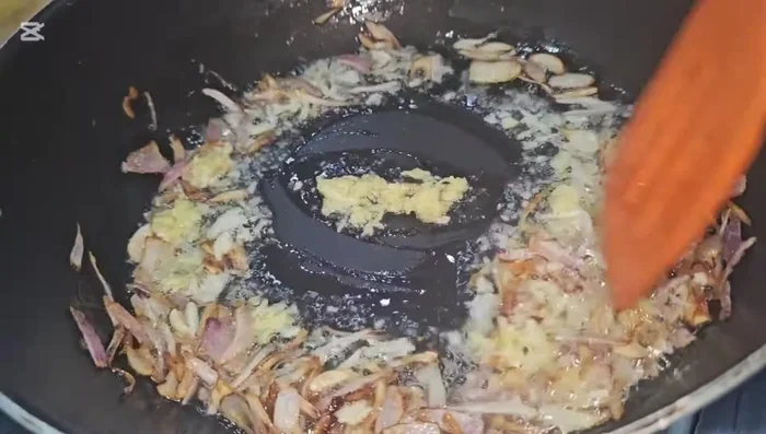 Add ginger and garlic, fry for 1-2 minutes (127.719).