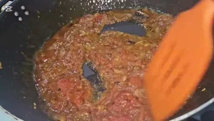 Fry the spices until fragrant (171.56).