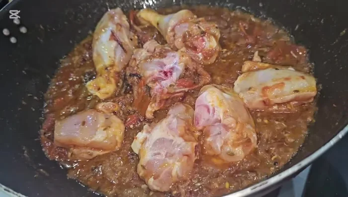 Add chicken and cook for 10 minutes, covered (180).
