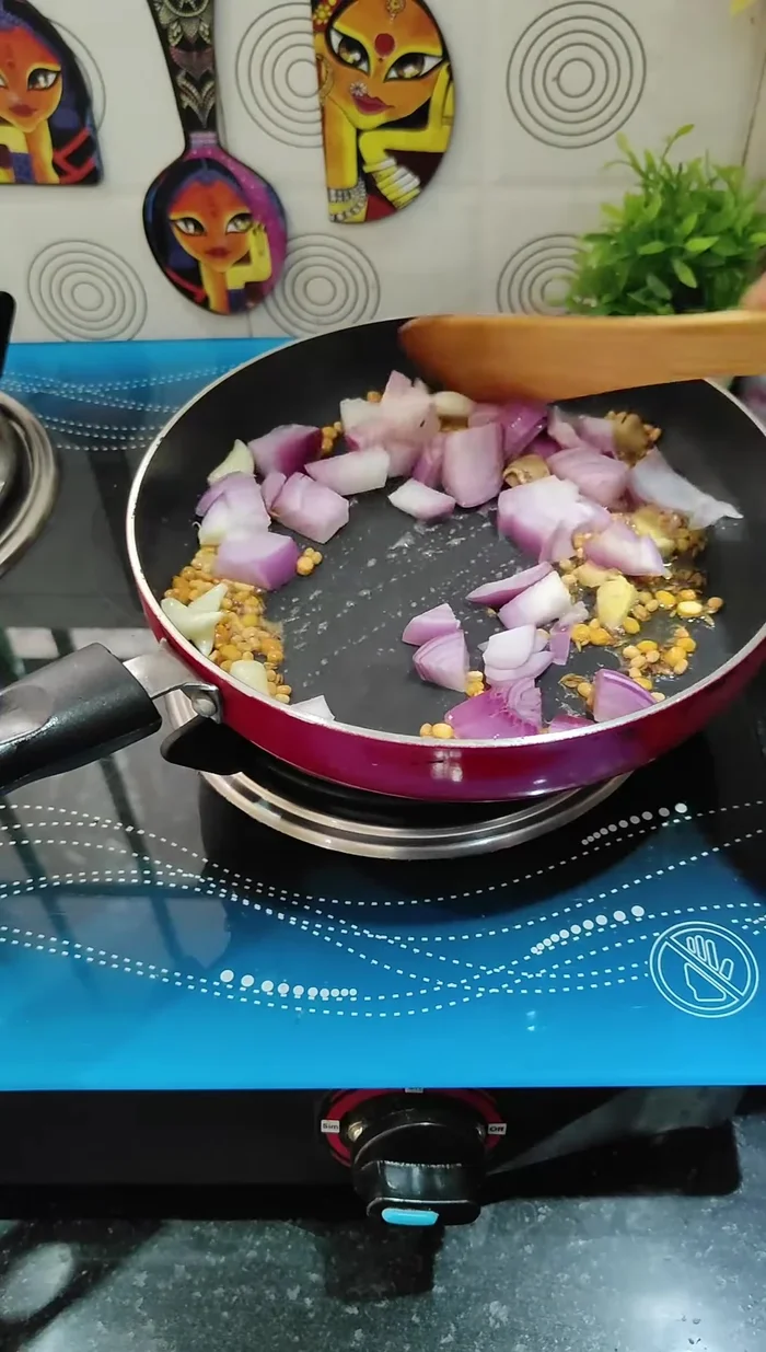 Add chopped ginger, garlic, onion, and fry until onion softens. Add chopped tomatoes, salt, Kashmiri red chili, and green chilies. Fry until tomatoes soften. (148.959)