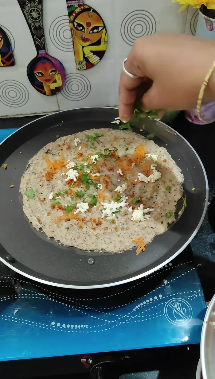 Add desired toppings (garlic powder, grated carrot, paneer) to your dosas. (280.28)
