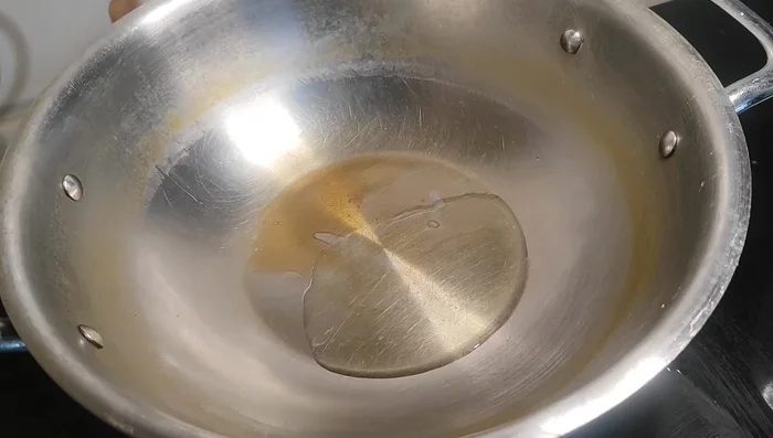 Heat ghee in a pan. Sauté grated ginger (and garlic, if using) until fragrant.