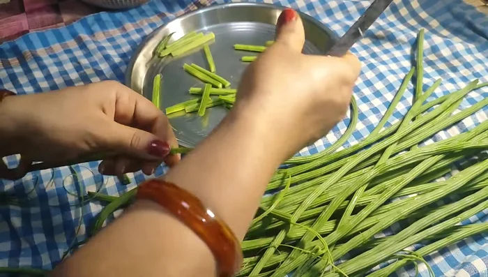 Clean the horse gram thoroughly. Remove the outer peel and cut it into small pieces. (You can skip peeling if preferred).