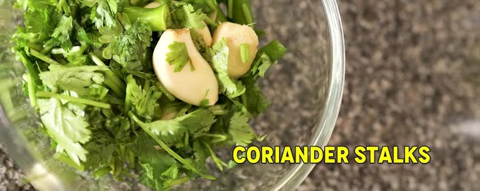 Make thecha by grinding garlic, ginger, green chili, coriander leaves, and coriander pods coarsely using a mortar and pestle or a mixer.