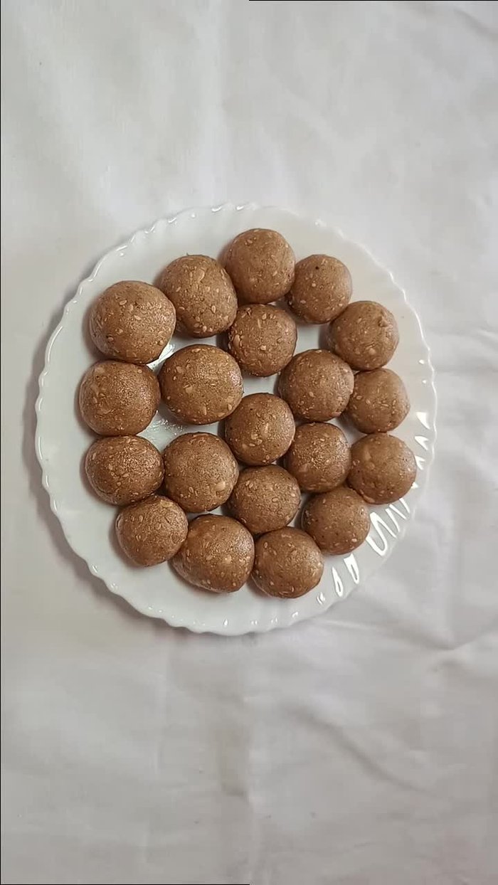 Fry 250 grams of Thal in a pan on low flame, mixing well until the color changes.