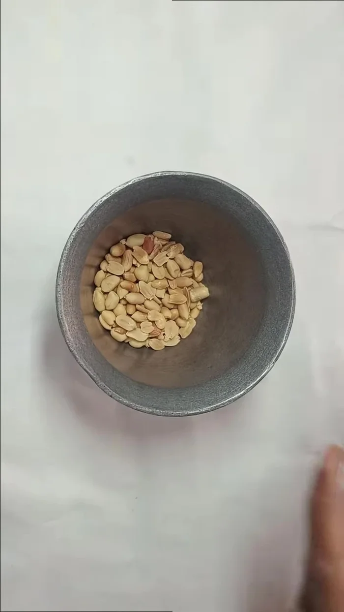 Peel the Sangdana and grind it coarsely.