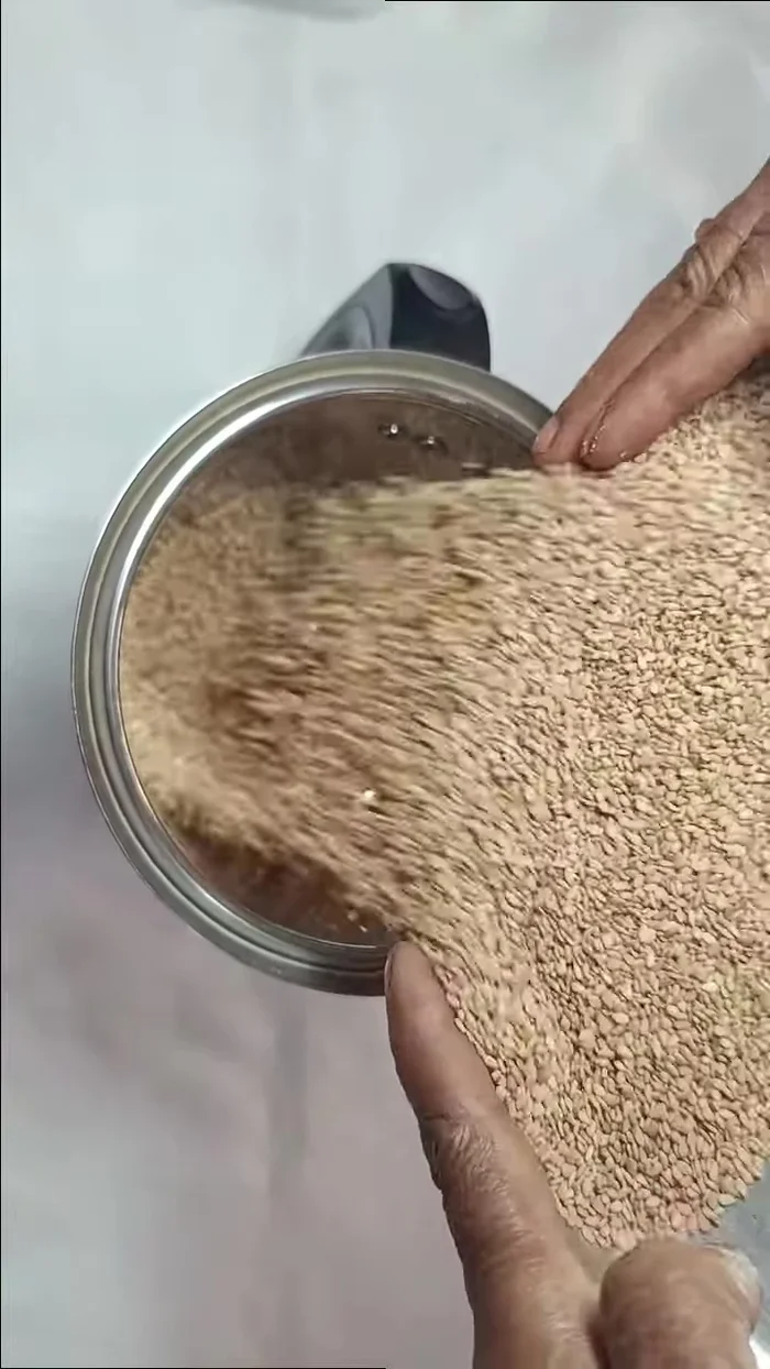 Set aside two tablespoons of sesame seeds. In a mixer, add oil, 1 gram of jaggery, a little cardamom powder, and 1 tablespoon of ghee.