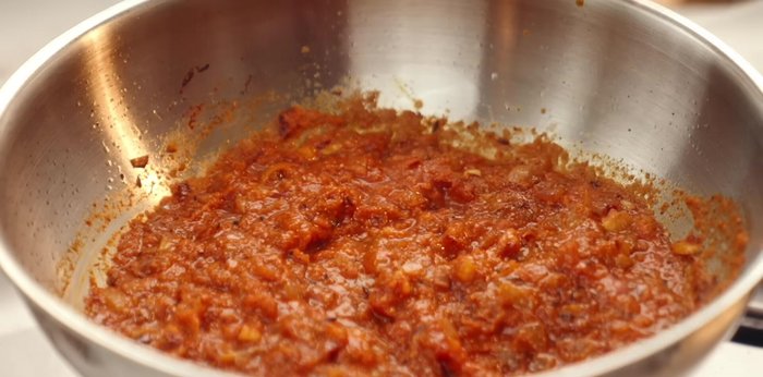 Add the ground tomato paste and cook for 10 minutes, covered.