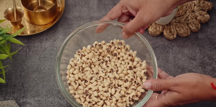 Soak the white kidney beans overnight. Wash them thoroughly after they swell.