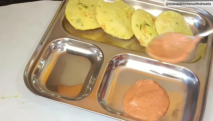 Serve the hot idlis with tomato chutney and coriander chutney (optional).