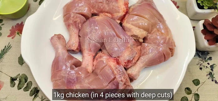Wash and drain 1 kg of chicken (leg and thigh).