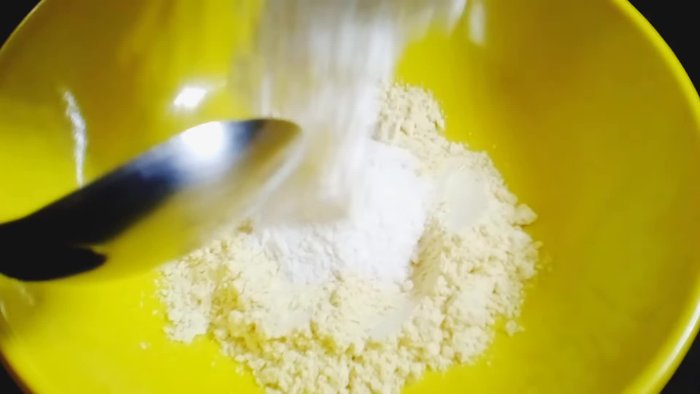 In a bowl, mix 1.5 spoons of gram flour and 1.5 spoons of all-purpose flour.