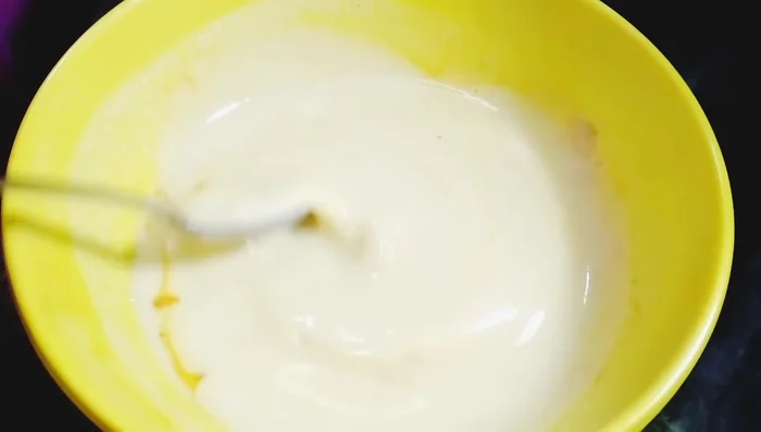 Add a pinch of turmeric powder and mix.