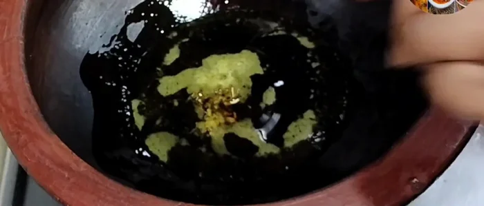 Heat mustard oil in a clay pot. Add and fry 5-6 cloves of garlic until fragrant, then add the grated ginger and garlic paste. Fry until fragrant.