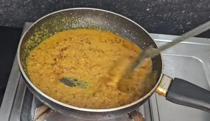 Add water to adjust the gravy consistency.