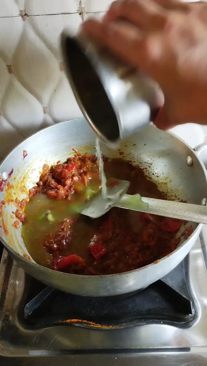 Add ground masala: Add the prepared garlic-ginger-chili paste and fry until oil separates.