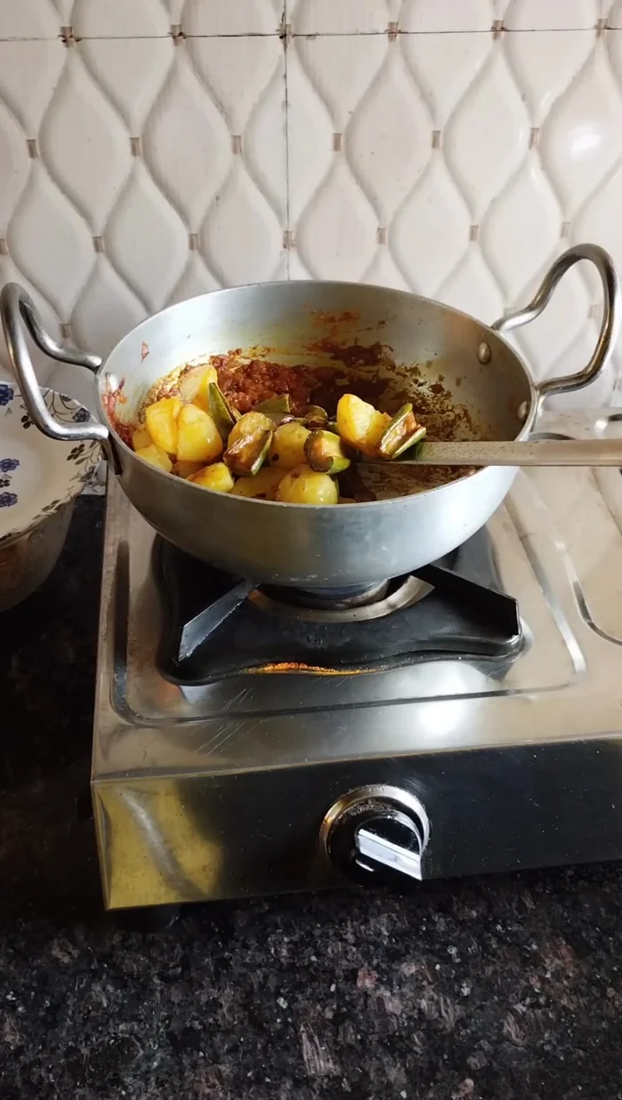 Add fried parwal and potatoes: Add the fried parwal and potatoes, and fry for 2-3 minutes.