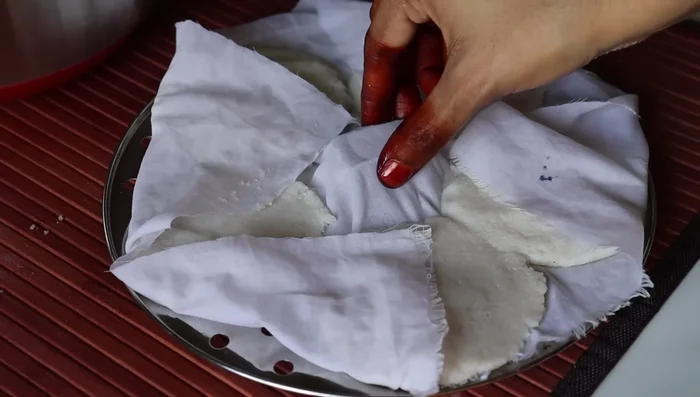 Let the idli batter sit for 30 minutes without steaming or boiling. Cover and let it rest.