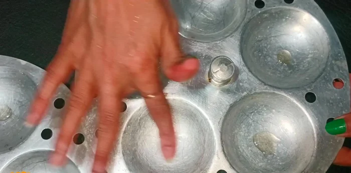 Grease the idli mould with oil. Fill the moulds with the batter. (399.919)