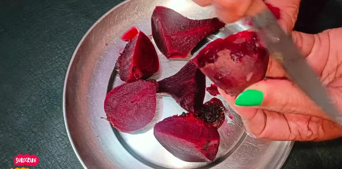 Boil beetroots until soft. Peel and blend into a smooth paste. (50.719)