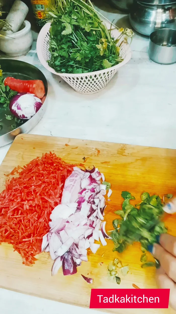 Finely chop the onions and mint leaves.