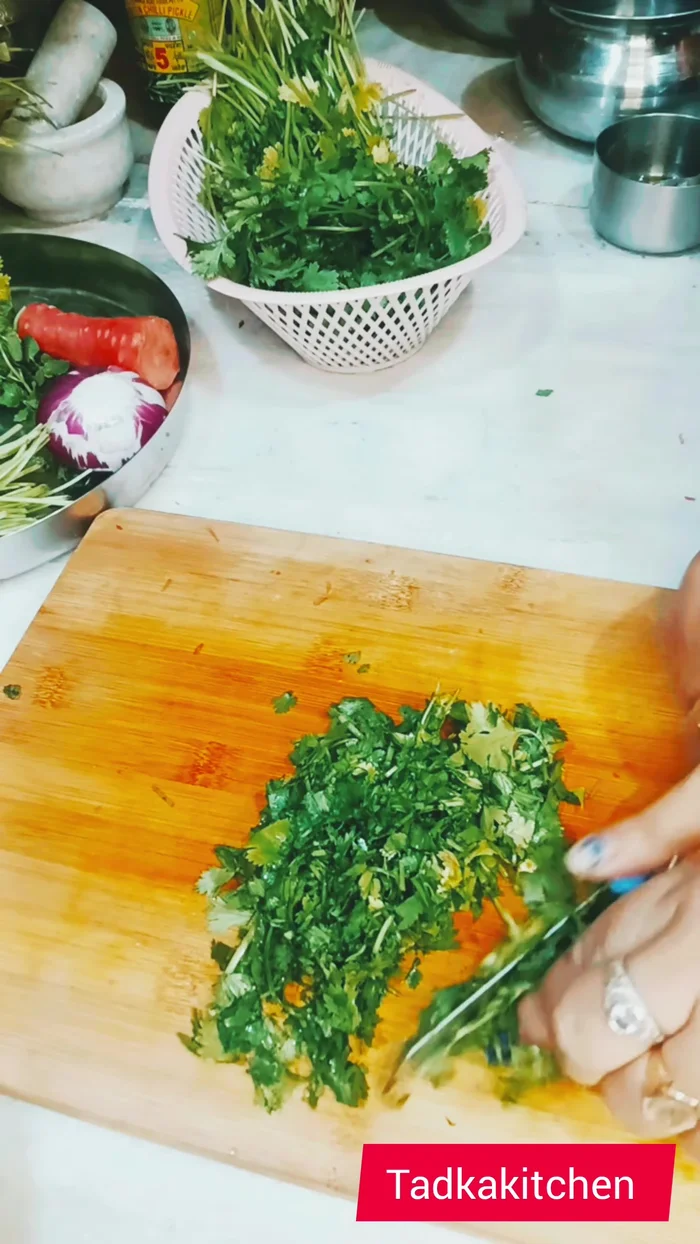 Chop the coriander leaves roughly.