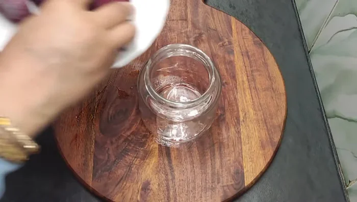 In a glass jar, layer half of the beetroot slices.