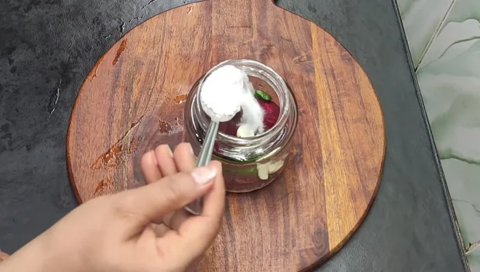 Add another layer of beetroot slices.