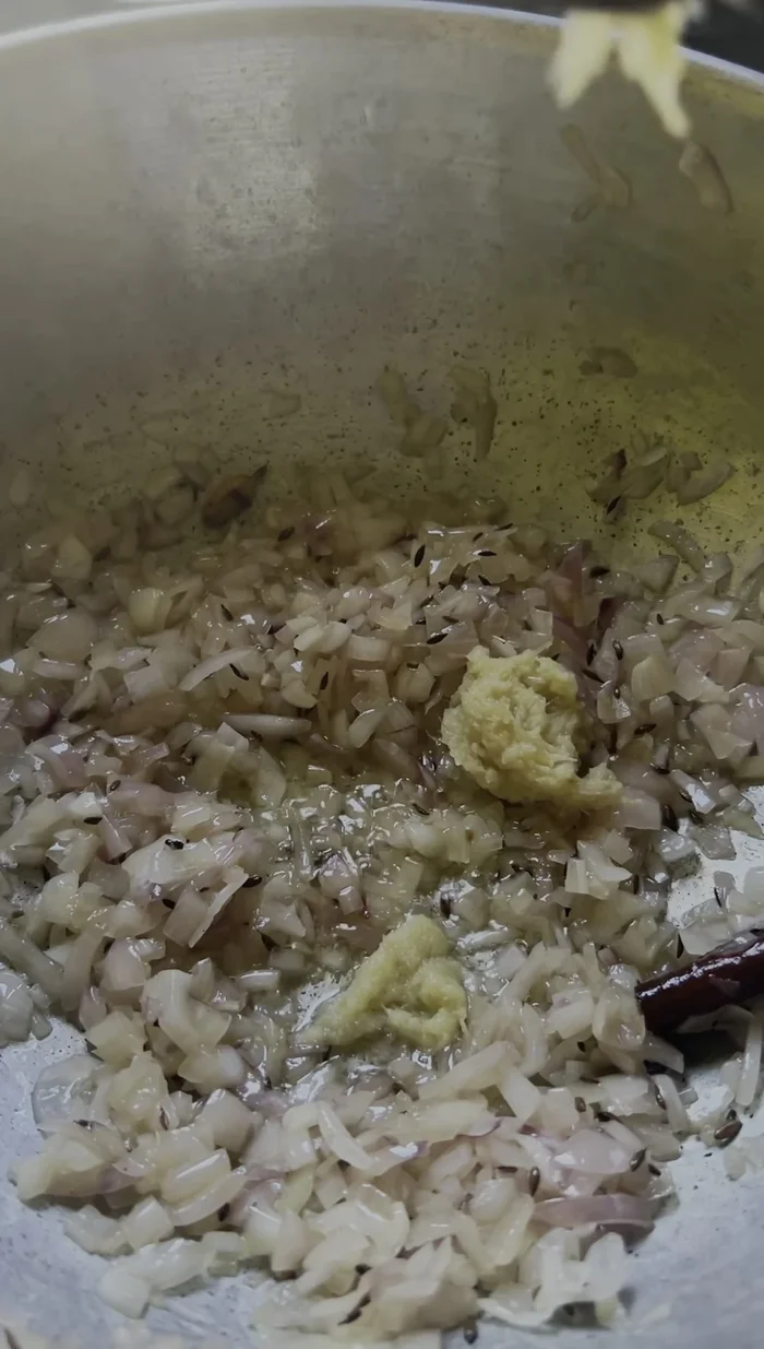 Add 1 spoon of ginger and saute.
