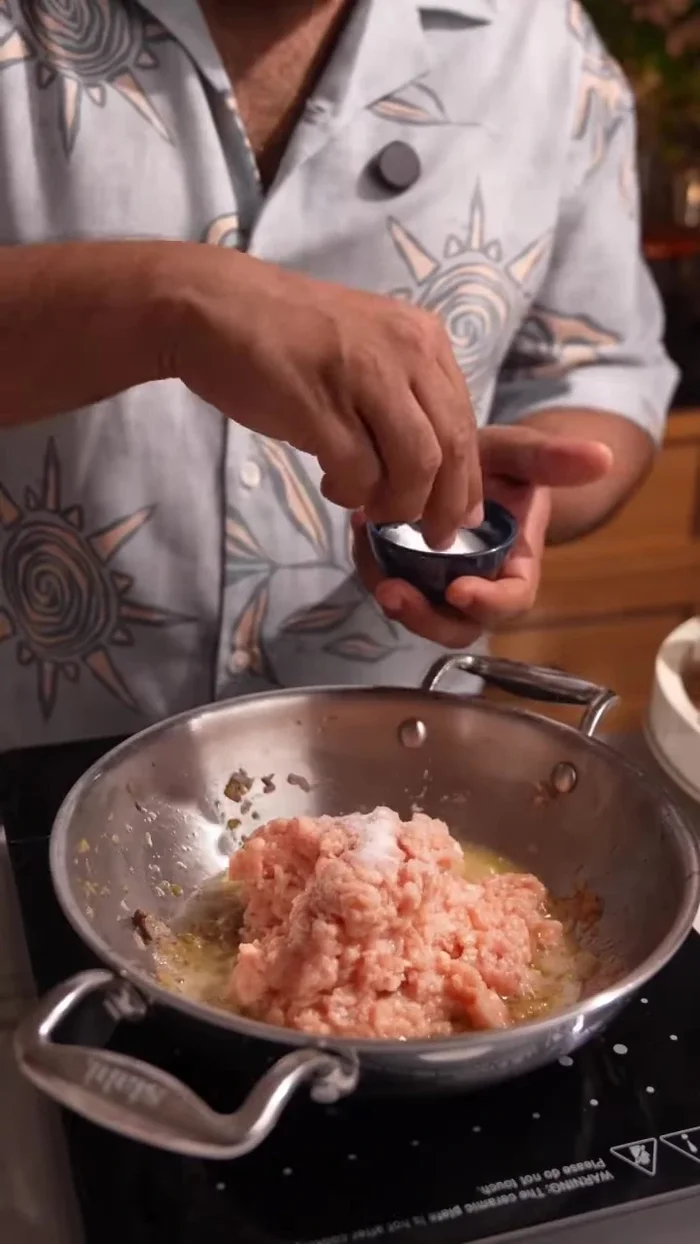 Prepare the mincemeat: Cook your chosen mincemeat (chicken or mutton) until it's a dry keema. Add spices, coriander, and lemon juice to taste.