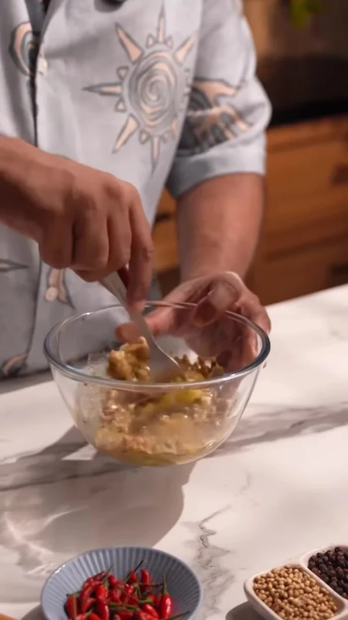 Mix the cooked mincemeat with two beaten eggs.