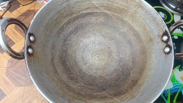 Put a pan on the gas and add two spoons of ghee.