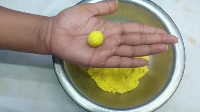 Make small balls from the mawa mixture.