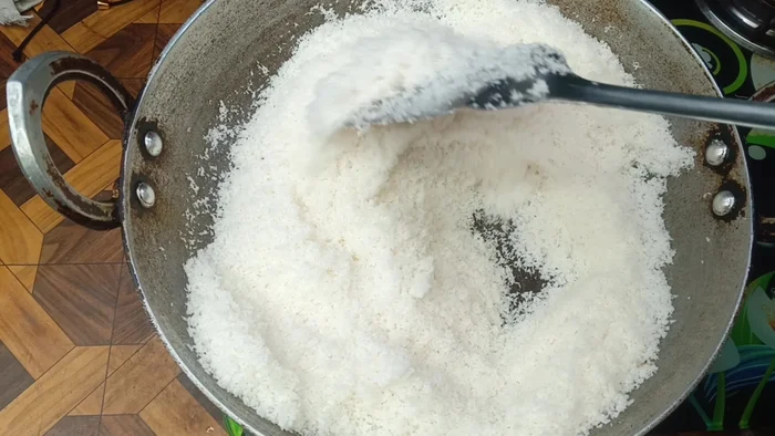 Add three bowls of milk and five tablespoons of milk powder (optional).