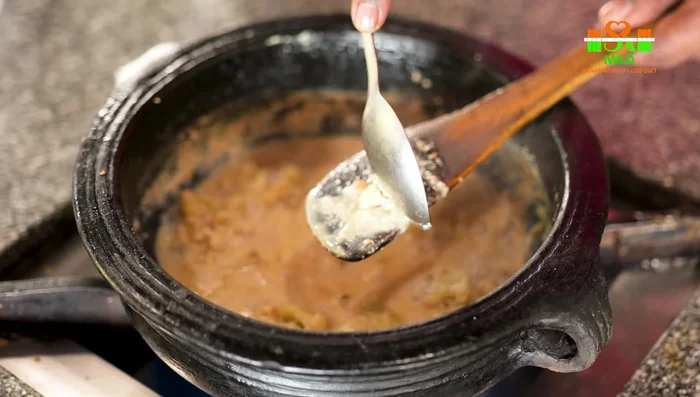 Transfer the cooked cauliflower to a bowl and let it cool. Once cooled, blend into a smooth paste using a mixer.