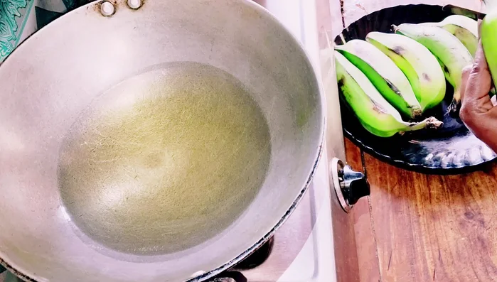 Peel the bananas and immediately slice them into chips using a chip cutter or knife. Don't peel them beforehand.