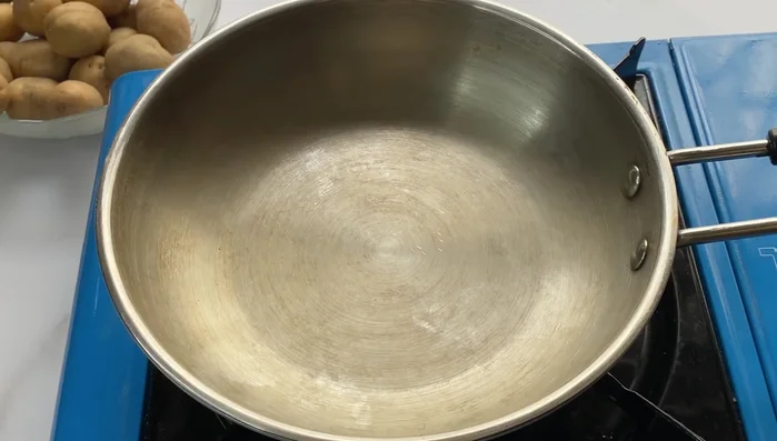 Roast poppy seeds in a pan on low flame for 1 minute, stirring continuously. Let them cool.