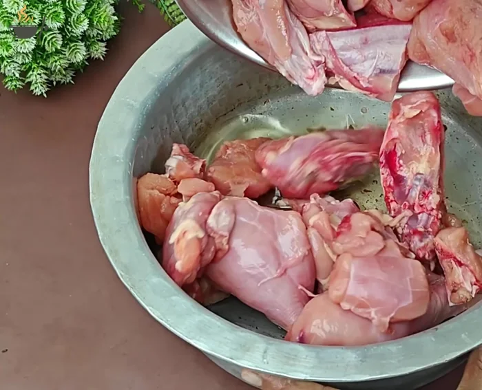 Once the oil cools, add 1 kg chicken (cut into desired size) and cook.