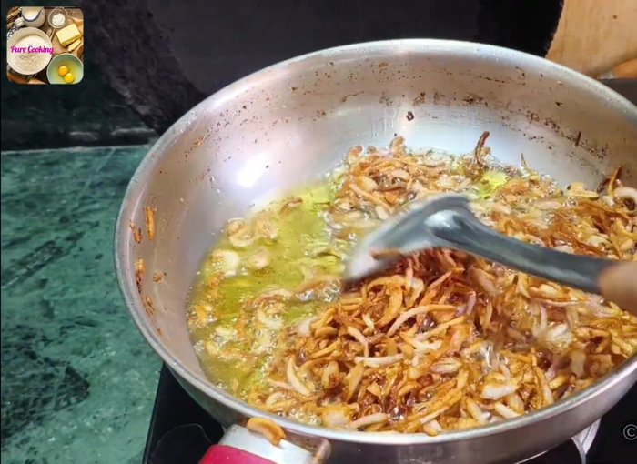 Remove the fried onions and set aside to cool and crisp under a fan.