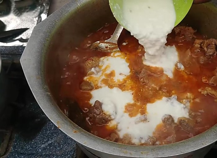 Add curd (yogurt) and stir. (160.159)