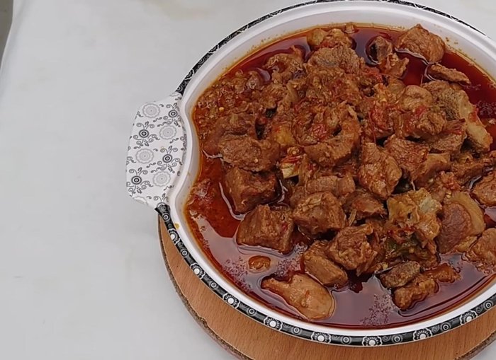 Once the meat is cooked, garnish with green chilies and lemon and serve. (207.68)