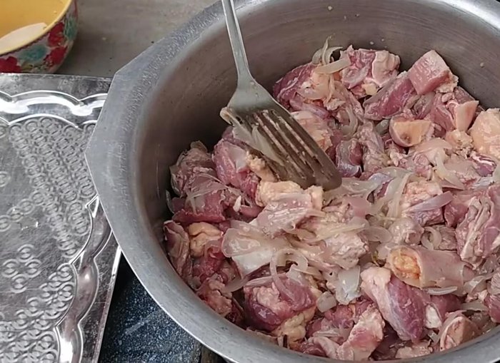 Add the 5kg mixed meat and cook for 4-5 minutes until it releases its water. (77.84)