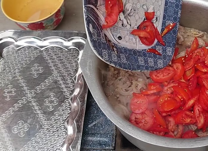 Add finely chopped tomatoes and stir. (93.24)